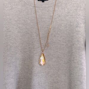 Kendra Scott Carla pendant in rose mother of pearl